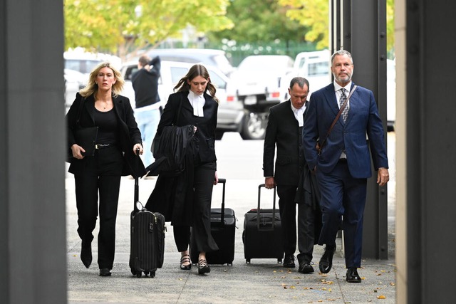 Erin Pattersons Anwaltsteam (l-r), Anw...lley Law Courts zur Vorverhandlung an. | Foto: James Ross (dpa) Erin Pattersons Anwaltsteam (l-r), Anw...lley Law Courts zur Vorverhandlung an. | Foto: James Ross (dpa)
