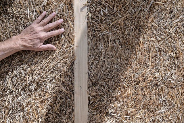 Strohballen sind als Dmmstoff gnstig, nachhaltig und energetisch hochwertig.  | Foto: Swen Pfrtner (dpa)