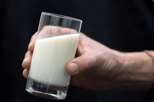Warum Milch knapp und Butter dennoch billiger ist