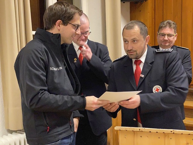 Timo Schöpflin (links) gehörte zu den...nkler, der ihm die Urkunde überreicht. | Foto: Jutta Schütz Timo Schöpflin (links) gehörte zu den...nkler, der ihm die Urkunde überreicht. | Foto: Jutta Schütz