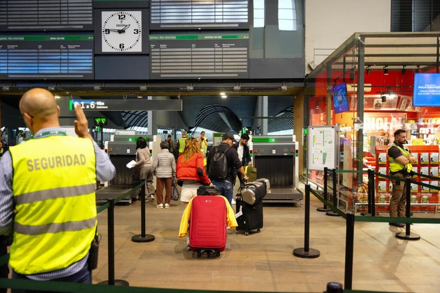 Die Türen im Bahnhof Sevilla wurden am Dienstag wieder geöffnet. | Foto: Francisco J. Olmo (dpa) Die Türen im Bahnhof Sevilla wurden am Dienstag wieder geöffnet. | Foto: Francisco J. Olmo (dpa)