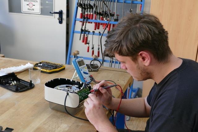 Im Repair-Caf in Breisach kmmern sich Spezialisten um defekte Gerte und Fahrrder