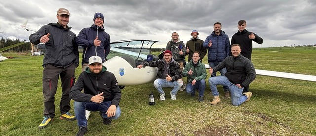 Vom Angebot des Schnupperfliegens der ... Foto mit ihren Fluglehrern) Gebrauch.  | Foto: Markus Halbig