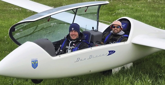 Sanfte Landung: Pilot Florian Kreutzen...tzer mit  Fluglehrer Alexander Rieple.  | Foto: Christa Maier