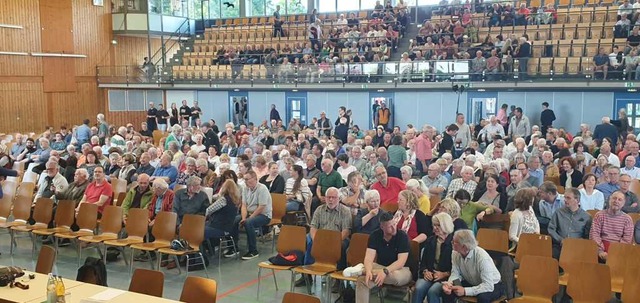 Schon früh füllte sich die Ludwig-Jahn...1200 Teningerinnen und Teninger kamen. | Foto: Michael Sträter Schon früh füllte sich die Ludwig-Jahn...1200 Teningerinnen und Teninger kamen. | Foto: Michael Sträter
