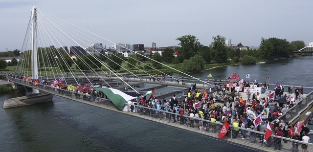 So sah 2024 die Kundgebung der Gewerks...asserelle über den Rhein bei Kehl aus. | Foto: Kevin Sprauer, DGB So sah 2024 die Kundgebung der Gewerks...asserelle über den Rhein bei Kehl aus. | Foto: Kevin Sprauer, DGB