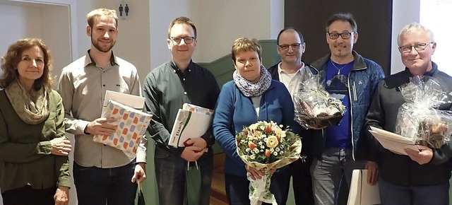 Ortsvorsteherin Martina Joos (links) u...Läufer für mehrfaches Blutspenden aus. | Foto: Kurt Meier Ortsvorsteherin Martina Joos (links) u...Läufer für mehrfaches Blutspenden aus. | Foto: Kurt Meier