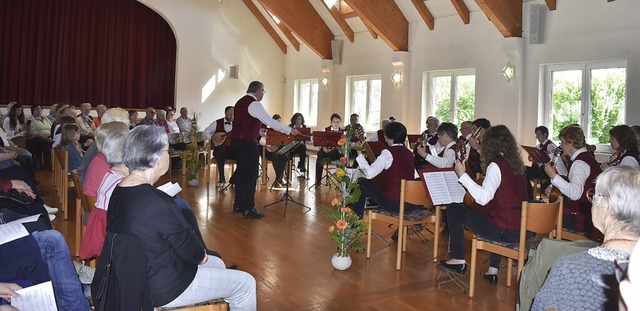 Der Mandolinen- und Gitarrenverein Mus...nntags-Matinee im Endinger Bürgerhaus. | Foto: Roland Vitt Der Mandolinen- und Gitarrenverein Mus...nntags-Matinee im Endinger Bürgerhaus. | Foto: Roland Vitt