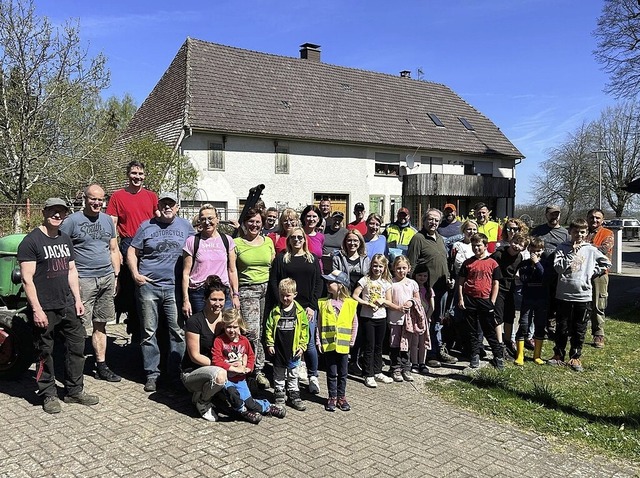 In Niederwihl waren rund 30 Kinder und Erwachsene beim Dorf- und Waldputz dabei.  | Foto: Peter Schtz