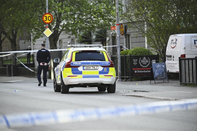 Ein Einsatzfahrzeug und ein Polizist s... Vaksala-Platz im Zentrum von Uppsala. | Foto: Fredrik Sandberg (dpa) Ein Einsatzfahrzeug und ein Polizist s... Vaksala-Platz im Zentrum von Uppsala. | Foto: Fredrik Sandberg (dpa)