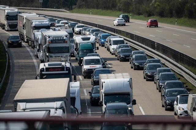 Mit Speisel beladener Sattelzug brennt auf A8 bei Karlsruhe komplett aus