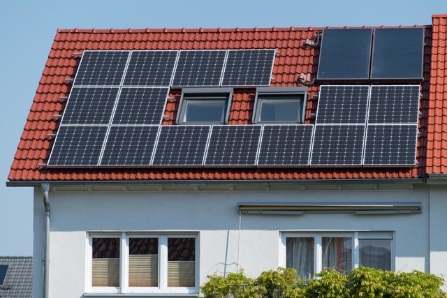Ein Wohnhaus mit Solarzellen fuer Photovoltaik und Solarthermie auf dem Dach | Foto: Uwe Anspach (dpa) Ein Wohnhaus mit Solarzellen fuer Photovoltaik und Solarthermie auf dem Dach | Foto: Uwe Anspach (dpa)