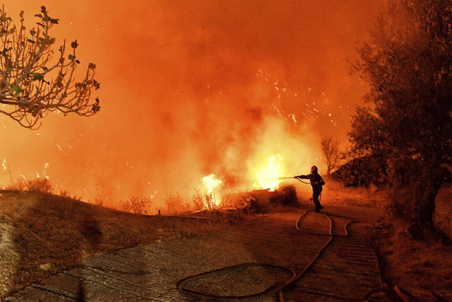 Ein Feuerwehrmann versucht im vergange... Nähe des Dorfes Kallithea zu löschen. | Foto: Uncredited (dpa) Ein Feuerwehrmann versucht im vergange... Nähe des Dorfes Kallithea zu löschen. | Foto: Uncredited (dpa)