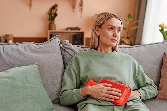 Frauen, die aufgrund gutartiger Myome ...ber Therapiemöglichkeiten informieren. | Foto: Seventyfour (stock.adobe.com) Frauen, die aufgrund gutartiger Myome ...ber Therapiemöglichkeiten informieren. | Foto: Seventyfour (stock.adobe.com)