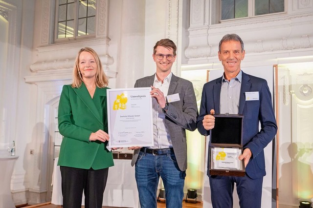 Ausgezeichnet mit   dem Umweltpreis de... Fabian und Klaus-Gnther Wiesler (r.)  | Foto: Martin Stollberg