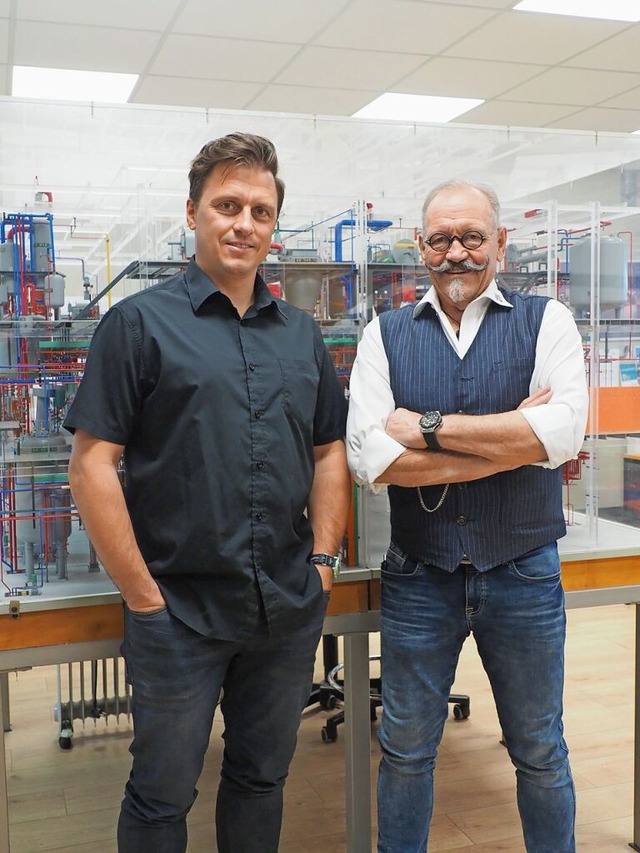 Ulrich (rechts) und Tobias Berndt vor ...montiert und wieder aufbereitet haben. | Foto: Herbert Frey Ulrich (rechts) und Tobias Berndt vor ...montiert und wieder aufbereitet haben. | Foto: Herbert Frey