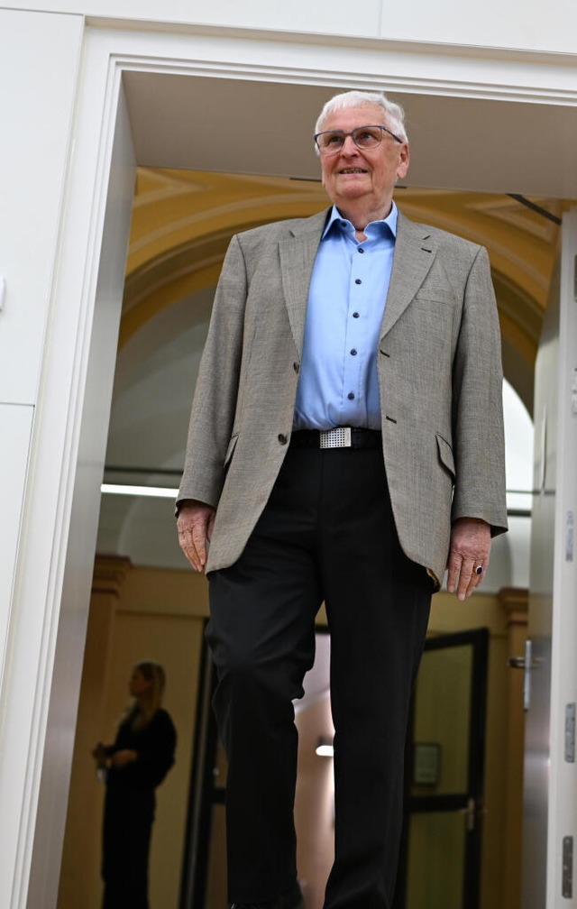 Und Tschüß! Theo Zwanziger verlässt den Gerichtssaal. | Foto: Arne Dedert (dpa) Und Tschüß! Theo Zwanziger verlässt den Gerichtssaal. | Foto: Arne Dedert (dpa)