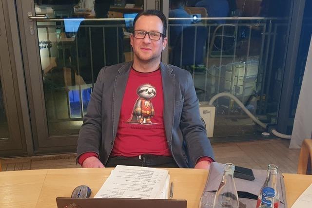 Amtsleiter Marco Kern sitzt mit Faultier-T-Shirt im Gemeinderat
