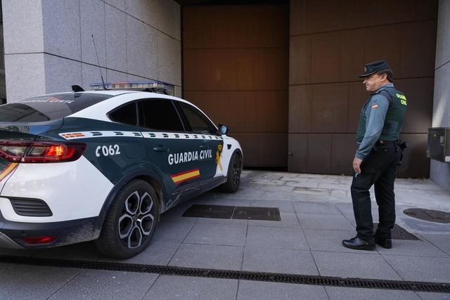 Das Ehepaar, das seine drei Kinder sei...vor dem Gericht Nummer 3 verantworten. | Foto: Juan Vega (dpa) Das Ehepaar, das seine drei Kinder sei...vor dem Gericht Nummer 3 verantworten. | Foto: Juan Vega (dpa)