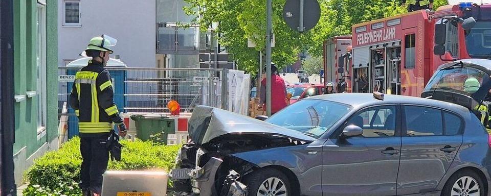 Autofahrerin kollidiert mit Verteilerkasten am Rande der Lahrer Innenstadt