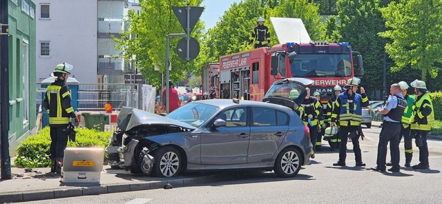 Das Unfallauto musste abgeschleppt werden.  | Foto: Christian Kramberg