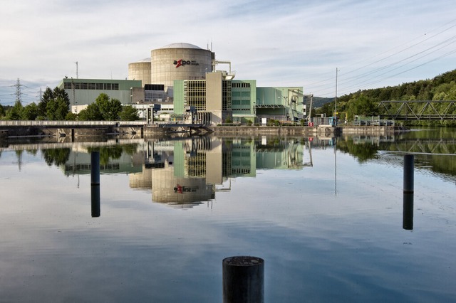 Beim AKW Beznau, das an der Aare liegt, gibt es auch ein Wasserkraftwerk. | Foto: Alessandro Della Bella (dpa) Beim AKW Beznau, das an der Aare liegt, gibt es auch ein Wasserkraftwerk. | Foto: Alessandro Della Bella (dpa)