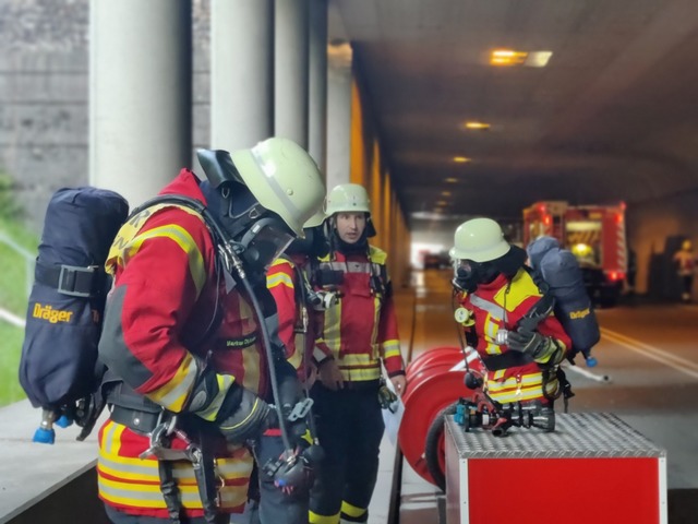 Atemschutzgerte sind beim Einsatz im Tunnel Pflicht.  | Foto: Sina Elbers