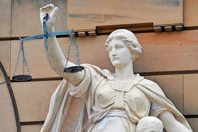 Erweiterter Suizid als Motiv des Angeklagten, der seine Frau mit einem Bruchstein angriff