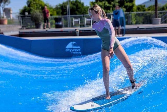 Freiburgs Surfwelle rollt – und ermglicht Wellenreiten inmitten der Stadt