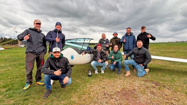 Auf groes Interesse stie das Schnupp...er (im Bild mit Fluglehrern) Gebrauch.  | Foto: Markus Halbig
