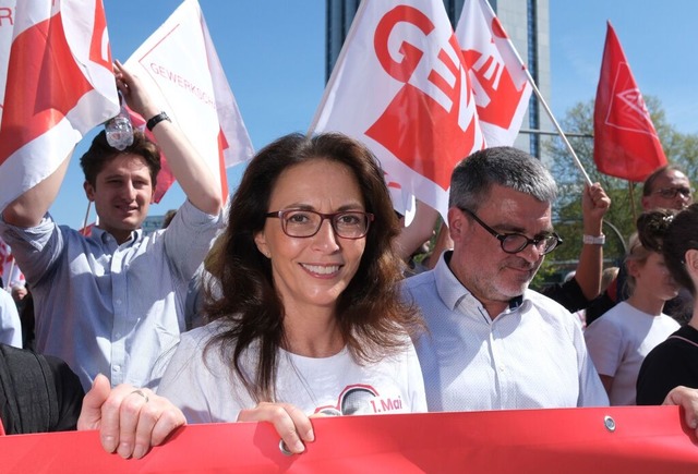 Leipzig: Yasmin Fahimi, Vorsitzende de...kschaftsbundes, bei einer Versammlung.  | Foto: Sebastian Willnow (dpa)