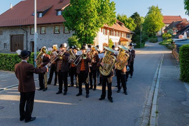 Der Horbener Musikverein zieht durch die Straen und begrt  den Mai
