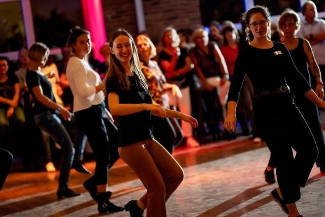 Line Dance: In einer Linie und synchron tanzen Line Dance: In einer Linie und synchron tanzen