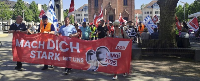 Rund 100 Teilnehmende hatte der DGB-Demonstrationszug zum 1. Mai durch Kehl. | Foto: Barbara Puppe Rund 100 Teilnehmende hatte der DGB-Demonstrationszug zum 1. Mai durch Kehl. | Foto: Barbara Puppe