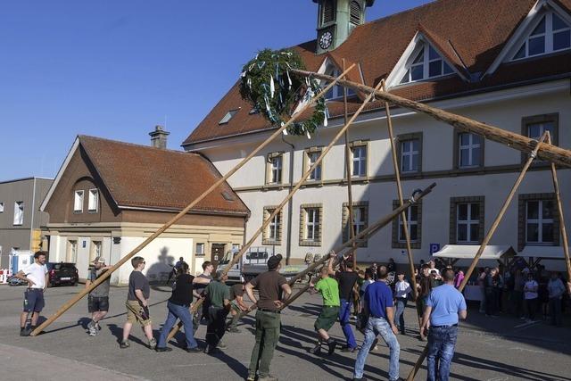Ein kleines Fest zum Maibaum-Aufstellen