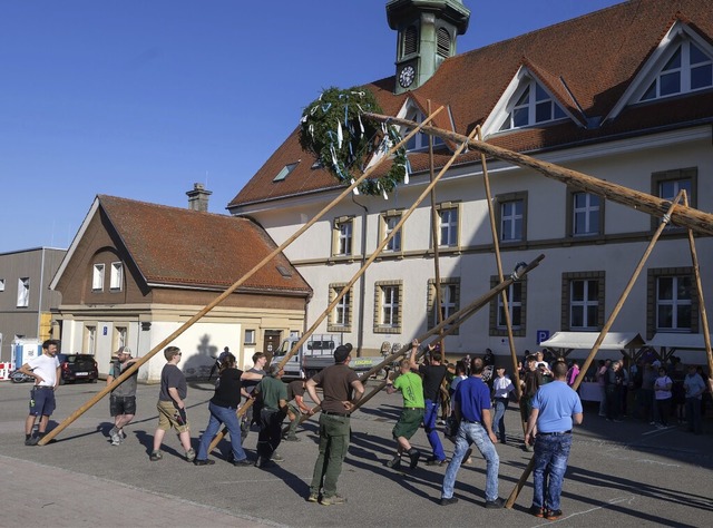 Jeder wusste was zu tun ist und nach einer Stunde stand der Maibaum in Bonndorf.  | Foto: Wolfgang Scheu