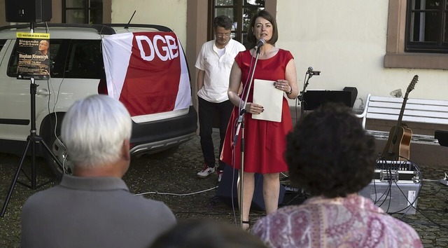 Traditionell zum 1. Mai  fand die Kund...war Vira Damchak vom DGB-Rechtsschutz.  | Foto: Volker Mnch