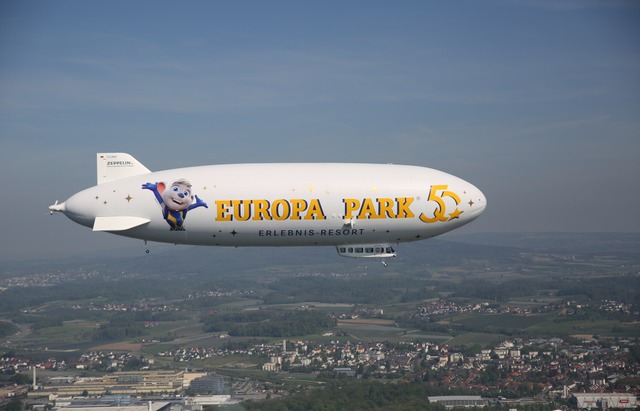 Der neue Zeppelin mit Aufdruck des Europa-Parks  | Foto: Michael Saurer