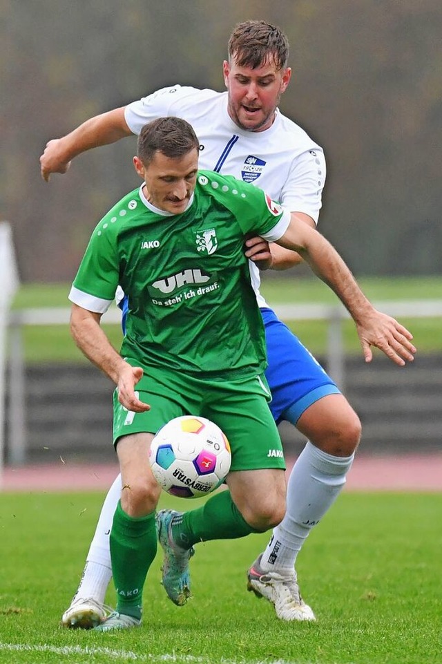 Simon Schulze (vorne) und der FV Schut...fen auf ein Ende der Niederlagenserie. | Foto: Wolfgang Künstle Simon Schulze (vorne) und der FV Schut...fen auf ein Ende der Niederlagenserie. | Foto: Wolfgang Künstle