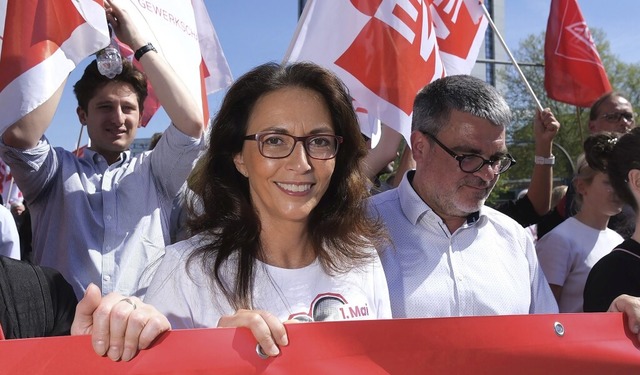 Yasmin Fahimi bei einer Kundgebung zum 1. Mai in Sachsen  | Foto: Sebastian Willnow (dpa)
