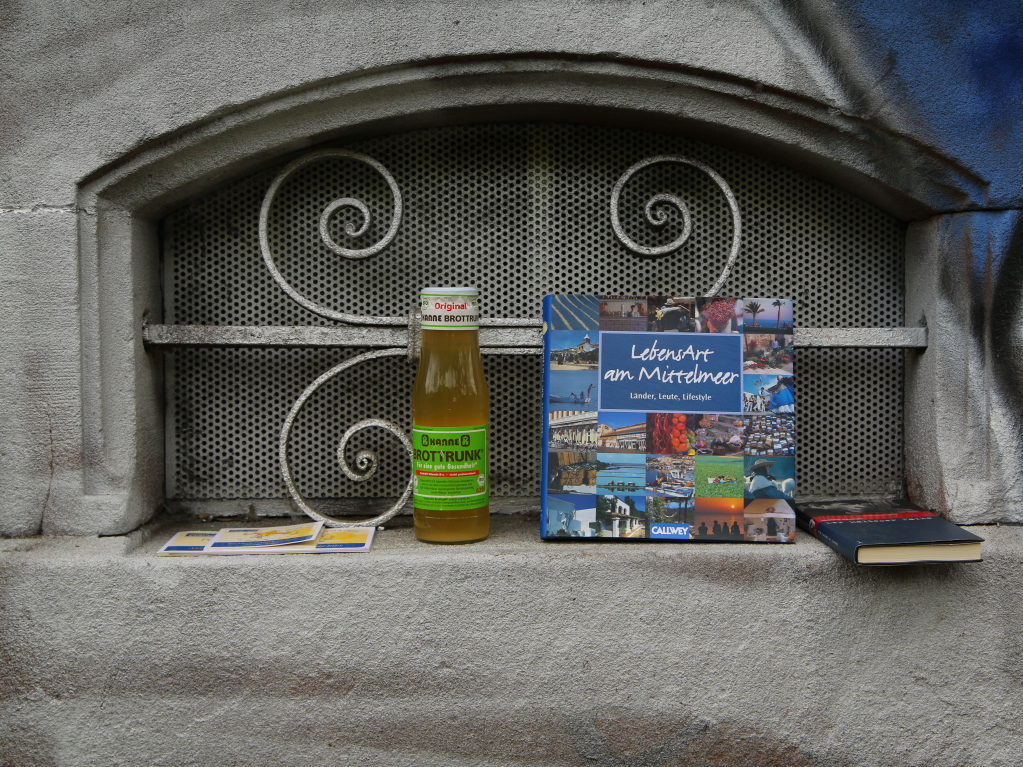 Verschenkekisten gehren in Freiburgs Straen genauso dazu wie Fahrrder. Sie sind berall. Mal steht dort nur ein Buch, manchmal ist ein Karton mit 