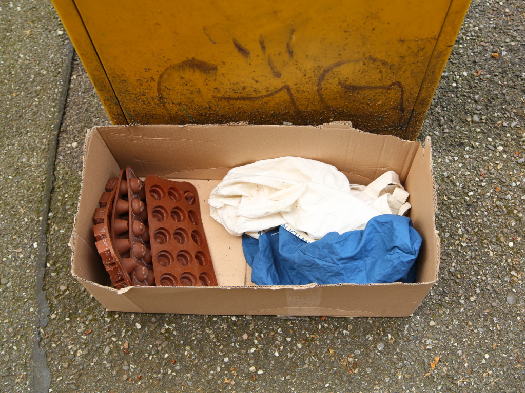 Verschenkekisten gehren in Freiburgs Straen genauso dazu wie Fahrrder. Sie sind berall. Mal steht dort nur ein Buch, manchmal ist ein Karton mit 