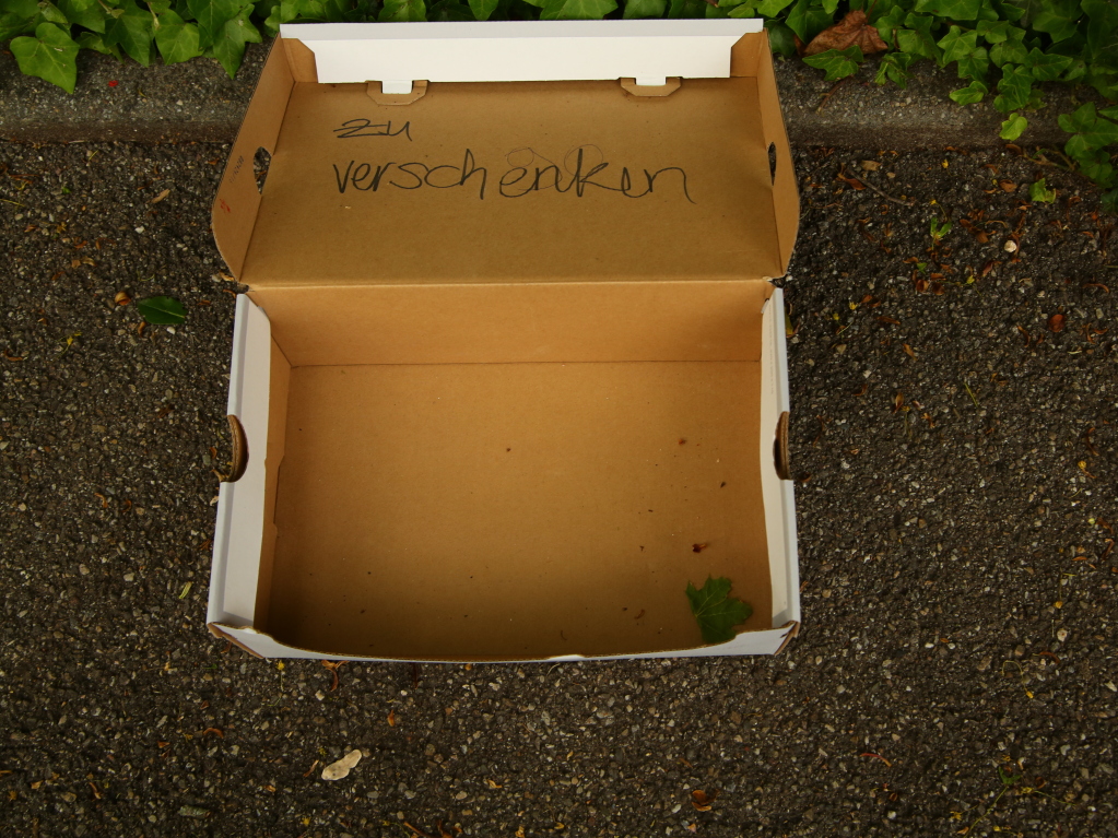 Verschenkekisten gehren in Freiburgs Straen genauso dazu wie Fahrrder. Sie sind berall. Mal steht dort nur ein Buch, manchmal ist ein Karton mit 