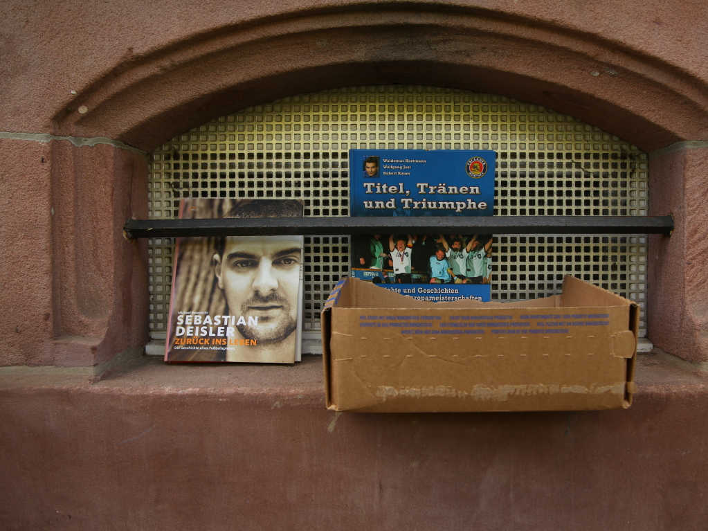 Verschenkekisten gehren in Freiburgs Straen genauso dazu wie Fahrrder. Sie sind berall. Mal steht dort nur ein Buch, manchmal ist ein Karton mit 
