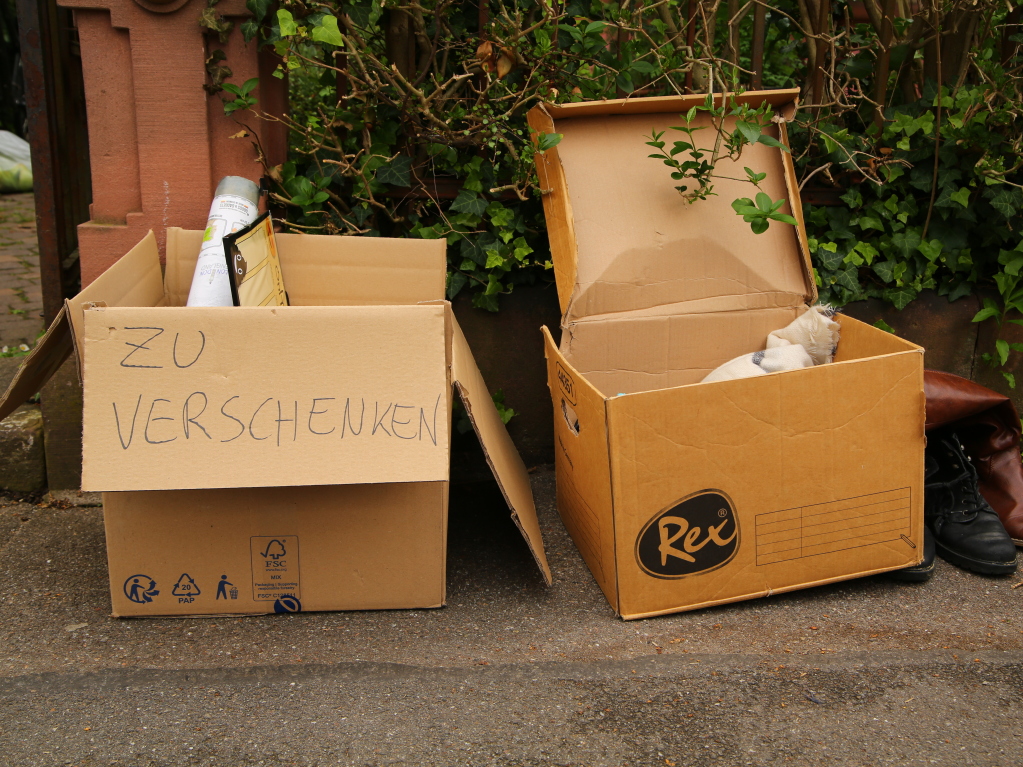 Verschenkekisten gehren in Freiburgs Straen genauso dazu wie Fahrrder. Sie sind berall. Mal steht dort nur ein Buch, manchmal ist ein Karton mit 