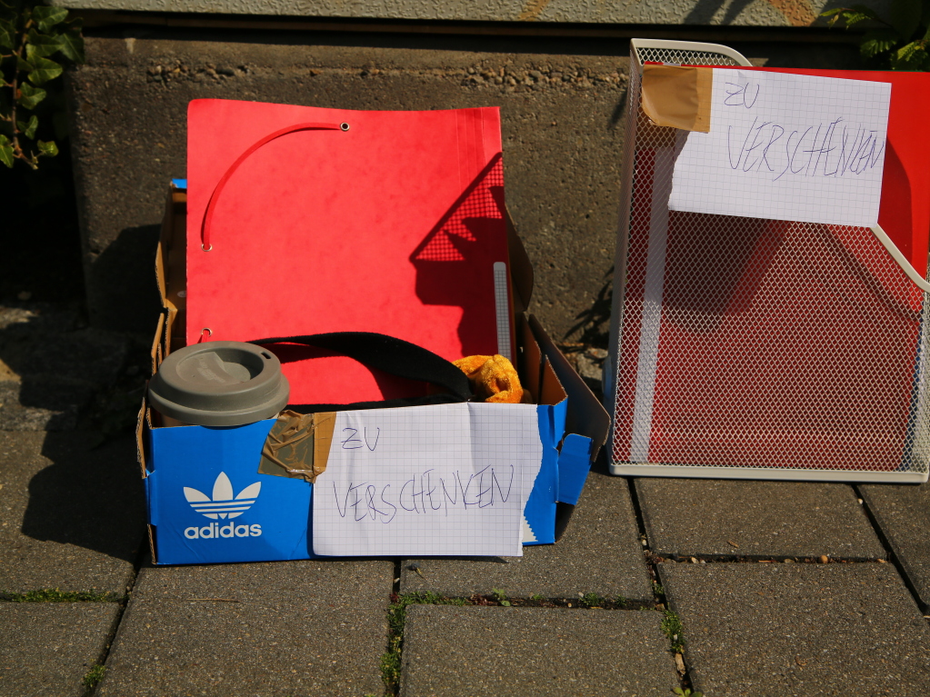 Verschenkekisten gehren in Freiburgs Straen genauso dazu wie Fahrrder. Sie sind berall. Mal steht dort nur ein Buch, manchmal ist ein Karton mit 