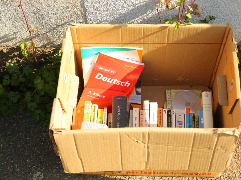 Verschenkekisten gehren in Freiburgs Straen genauso dazu wie Fahrrder. Sie sind berall. Mal steht dort nur ein Buch, manchmal ist ein Karton mit 