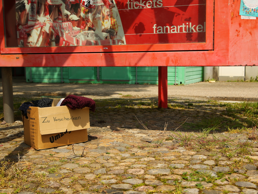 Verschenkekisten gehren in Freiburgs Straen genauso dazu wie Fahrrder. Sie sind berall. Mal steht dort nur ein Buch, manchmal ist ein Karton mit 