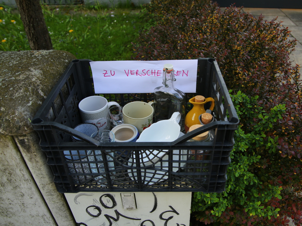 Verschenkekisten gehren in Freiburgs Straen genauso dazu wie Fahrrder. Sie sind berall. Mal steht dort nur ein Buch, manchmal ist ein Karton mit 