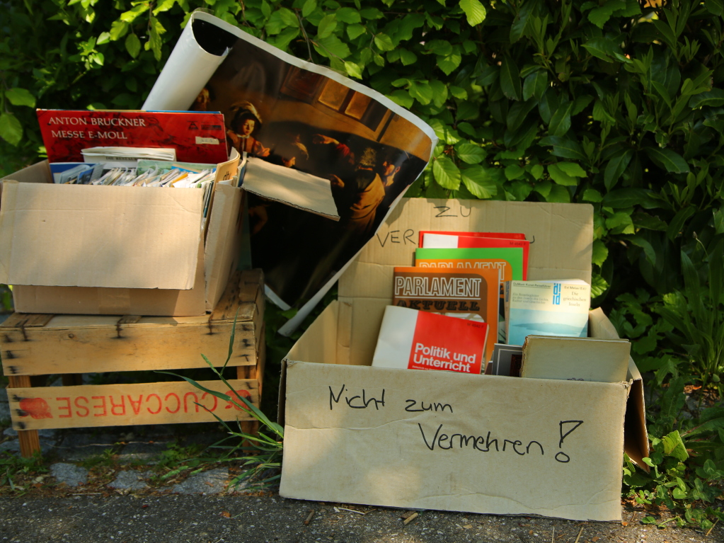 Verschenkekisten gehren in Freiburgs Straen genauso dazu wie Fahrrder. Sie sind berall. Mal steht dort nur ein Buch, manchmal ist ein Karton mit 
